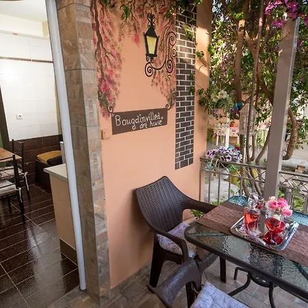 Bougainvillea Garden Retreat, Fully Equipped Сasa de vacaciones Kalamata